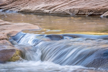 小溪流的和沙石构造上层MilkCreekMoab犹他州图片