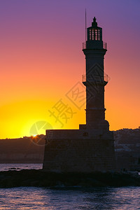 日出时在希腊克里特的Chania旧港口Chania灯塔图片