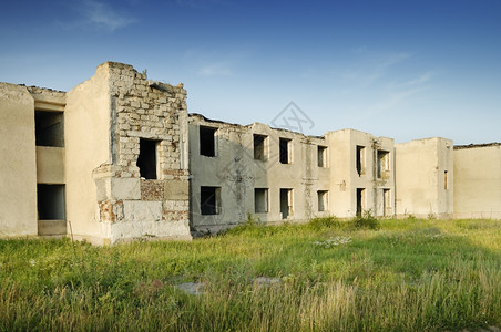 新农村建筑无人居住的旧建筑被摧毁背景