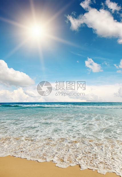 美丽的日出在海面上图片