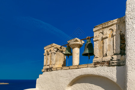 宋钟基在希腊圣托里尼岛Oia或Ia的蓝海和天空背景下背景