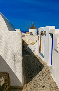 希腊圣托里尼岛Oia或IaOiaIa空的Streer白色和蓝房屋风车的图片视图片
