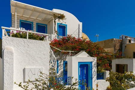 希腊圣托里尼岛Oia或IaOiaIa的白色和蓝房屋及风车的图片图片