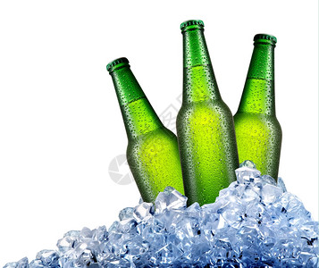 白冰中的绿色啤酒瓶孤立在白色的冰面上图片