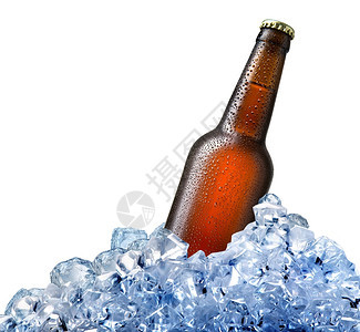 白孤立的冰上啤酒瓶装图片