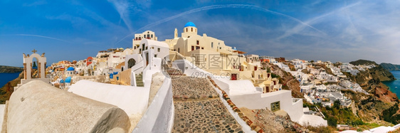 希腊圣托里尼岛的奥亚老城或伊岛白房子和蓝色圆丘的教堂图片