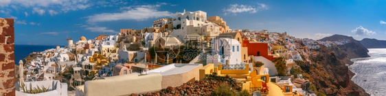 希腊桑托里尼岛的图画全景奥亚老城或伊岛白房子风车和蓝色圆顶教堂图片