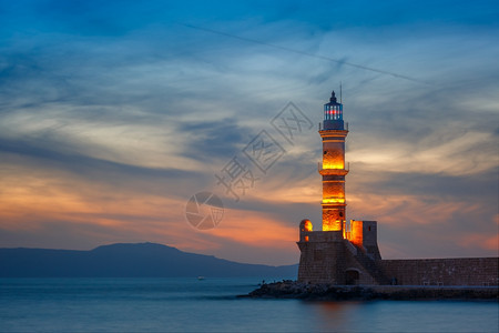 日落时在希腊克里特Crete的Chania旧港口的灯塔图片