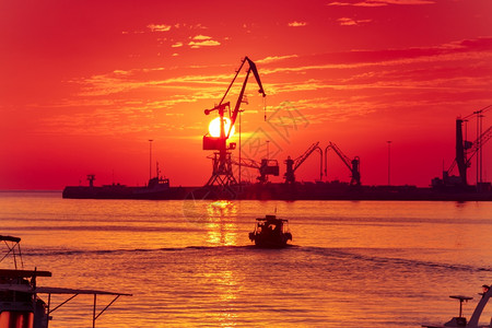 希腊克里特Crete太阳升起时希拉克里翁海运货港的起重机图片