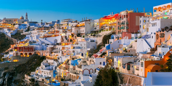 白色房子希腊爱琴海岛圣托里尼现代首都法拉Fira东正教大都会堂在清晨蓝色时刻希腊背景