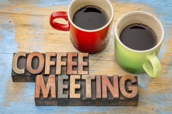 咖啡会议概念含有两杯咖啡的老式纸质印刷用木制板打块中的文字图片