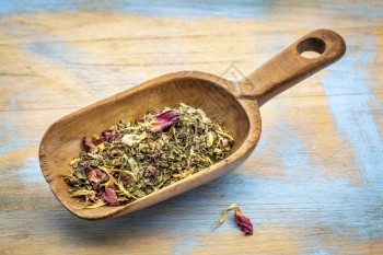 含健康的胃草药茶精细木制头小勺混合了薄荷长矛姜hibiscus玫瑰花红杏仁和奥曼图斯图片
