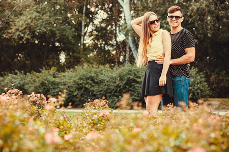 情侣在公园拥抱情侣在公园拥抱年轻女友和她的男人手牵图片
