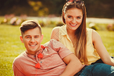 有心链和女孩的男浪漫情人节休闲概念有爱象征的年轻夫妇在公园里呆一起图片