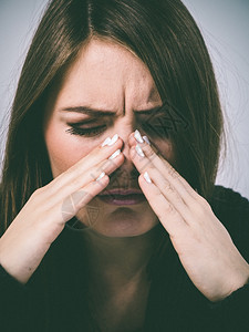 患上痛苦的鼻年轻女人患上疼痛的导致非常有油漆的头痛患上不健康的痛苦图片