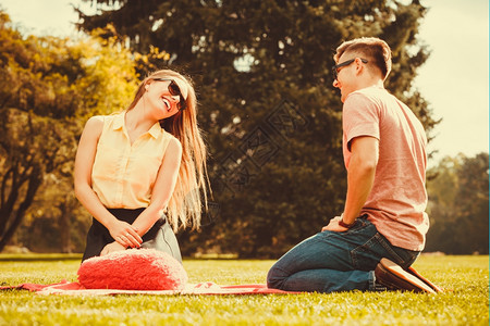情侣在公园玩游戏亲密互动图片