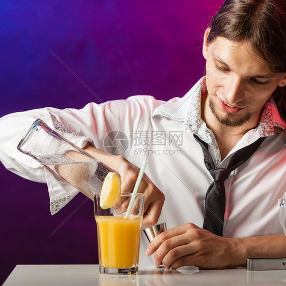 酒保小喝饮料晚会放松保概念男在玻璃摇瓶里准备鸡尾酒图片