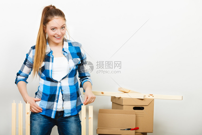 女人在翻新公寓图片