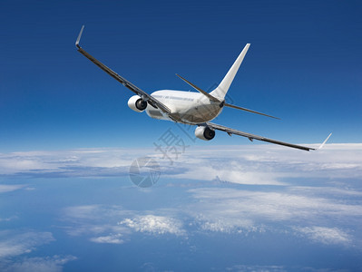 空中飞行的客机图片