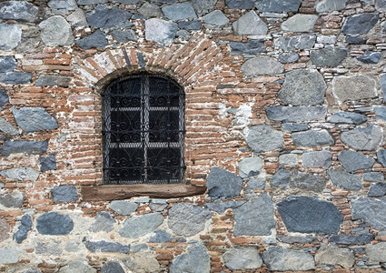 中世纪城堡古石墙中的拱形窗口带有复制空间的水平图像图片