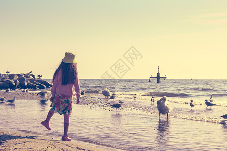 小孩子在海边玩得开心小孩在看天鹅暑假放松内斯塔格拉姆过滤器图片