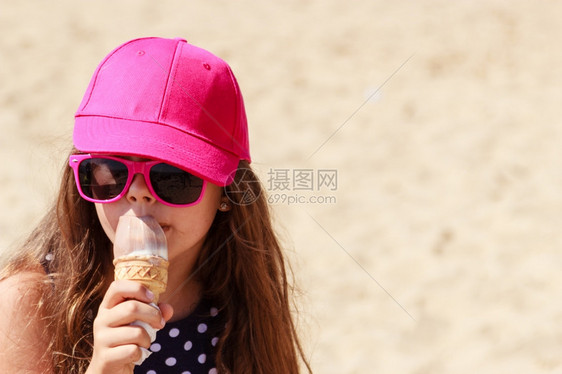 小女孩在海滩吃冰淇淋夏天小孩在海滩吃冰淇淋图片