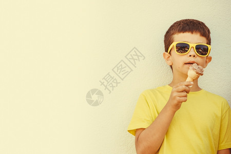 小男孩子吃冰淇淋小孩子吃冰淇淋男孩子享受暑假图片