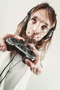 男玩家专注于游戏年轻人的生活方式学花时间玩游戏控制台站长发人专注游戏图片
