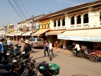 柬埔寨暹粒市场上停着许多摩托车图片