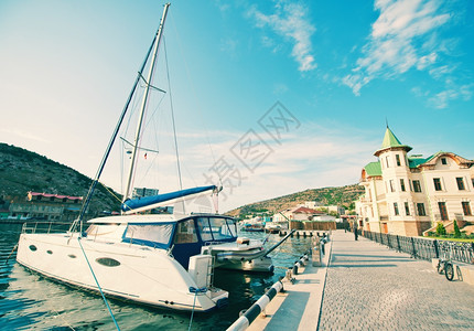 克里米亚旧港口的船舶和游艇图片