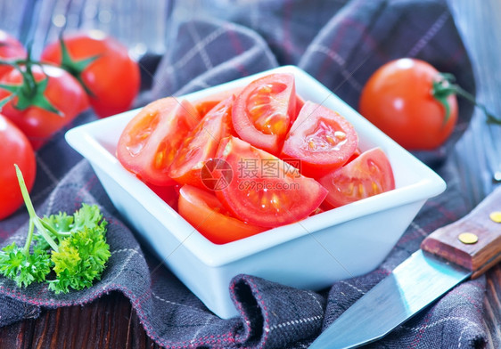 白碗里番茄沙拉图片