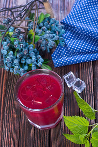 在玻璃和桌子上喝蓝莓饮料图片