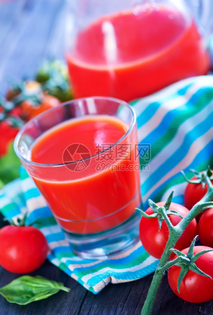 番茄汁在玻璃和桌上图片