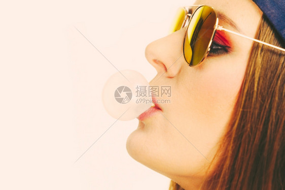女用嚼口香糖泡口香糖女随意风格的少女太阳眼镜用嚼口香糖贴上的泡青年风格图片