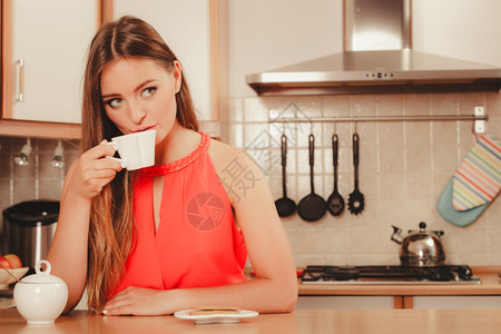 有姜饼干的女人喝茶咖啡有心型的姜饼漂亮女人在家喝茶或咖啡图片