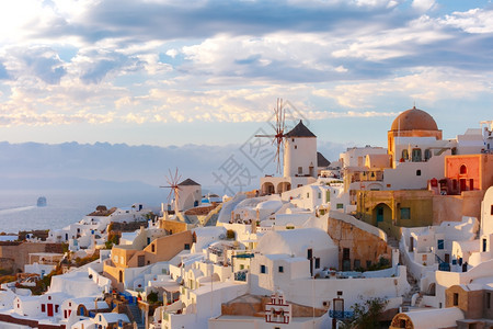 希腊圣托里尼岛的奥亚老城或伊白房子和日落时风车图片
