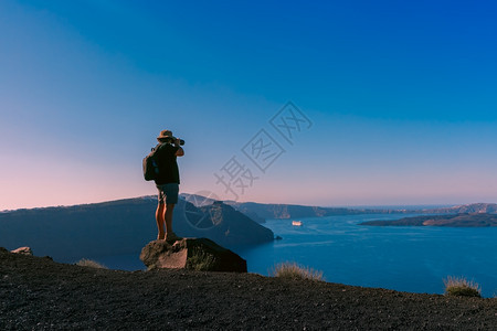 摄影师旅行者拍希腊爱琴海的卡尔德拉和圣托里尼岛图片