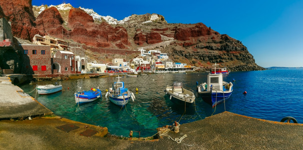 希腊爱琴海圣托里尼岛奥亚村Amoudi旧港的渔船全景观图片