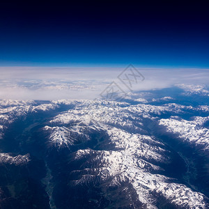 飞机窗外的山地风景图片