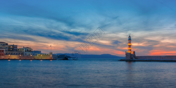日落时在希腊克里特的Chania旧港口Chania港的全景网水边和灯塔希腊克里特图片