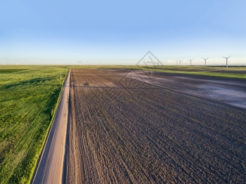 科罗拉多州Grocer附近波尼草原上的犁田泥土路和风车农场夏季初空中观察图片