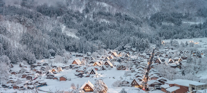 冬季小镇被白雪覆盖图片