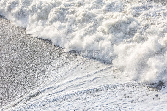冰岛在黑沙滩上的大浪潮图片