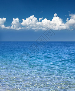天空中的蓝色海水表面图片