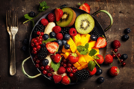 新鲜的夏季水果和浆盘子上面生菜背景图片