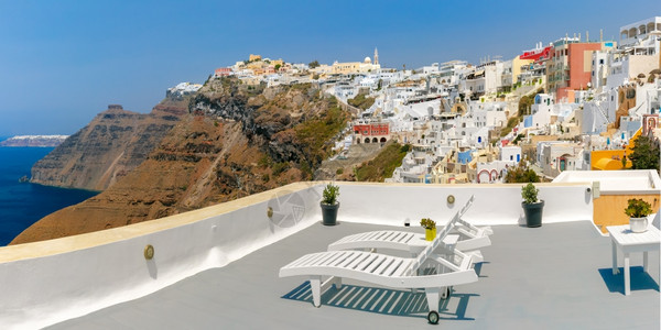 站在希腊爱琴海岛酒店阳台观看城市美景图片