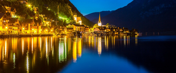 奥地利黄昏阿尔卑斯山Hallstatt村的经典景象图片
