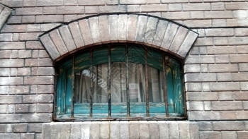 水泥砖墙上的旧木窗图片