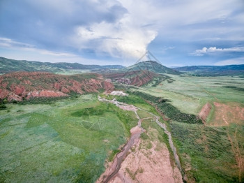 科罗拉多州林斯堡附近的红山开放空间夏初风景沙溪流淌水库和坝远处流淌背景图片