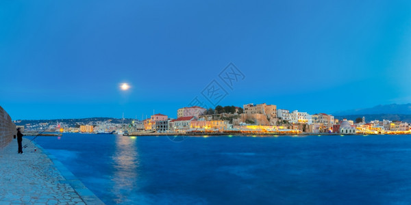 希腊克里特月光之夜VennetianQuay在希腊克里特的月光之夜对Chania的全景图片
